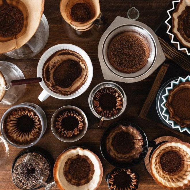 Många burkar med kaffefilter