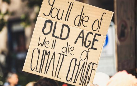 Protestskylt med texten you'll die of old age we'll die of climate change