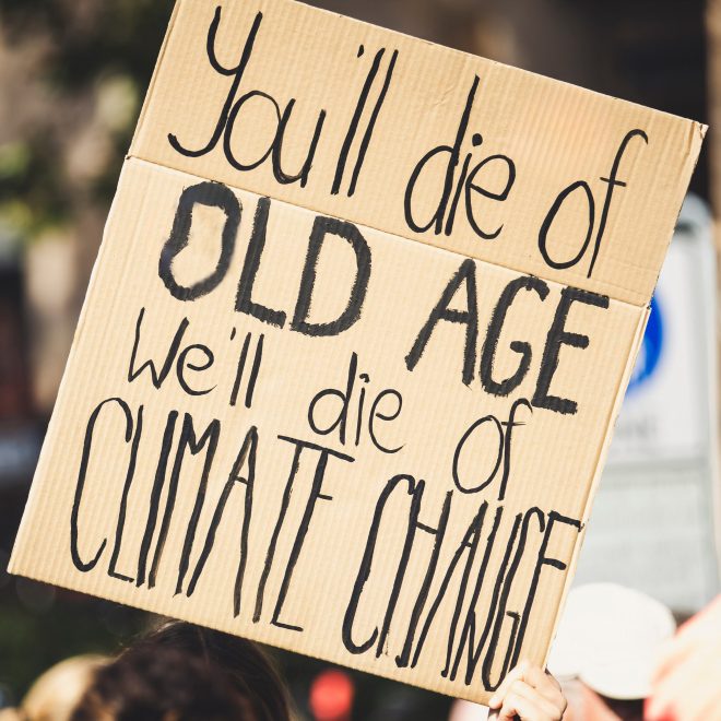 Protestskylt med texten you'll die of old age we'll die of climate change