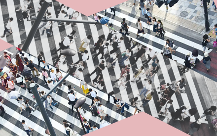 Människor över övergångsställe