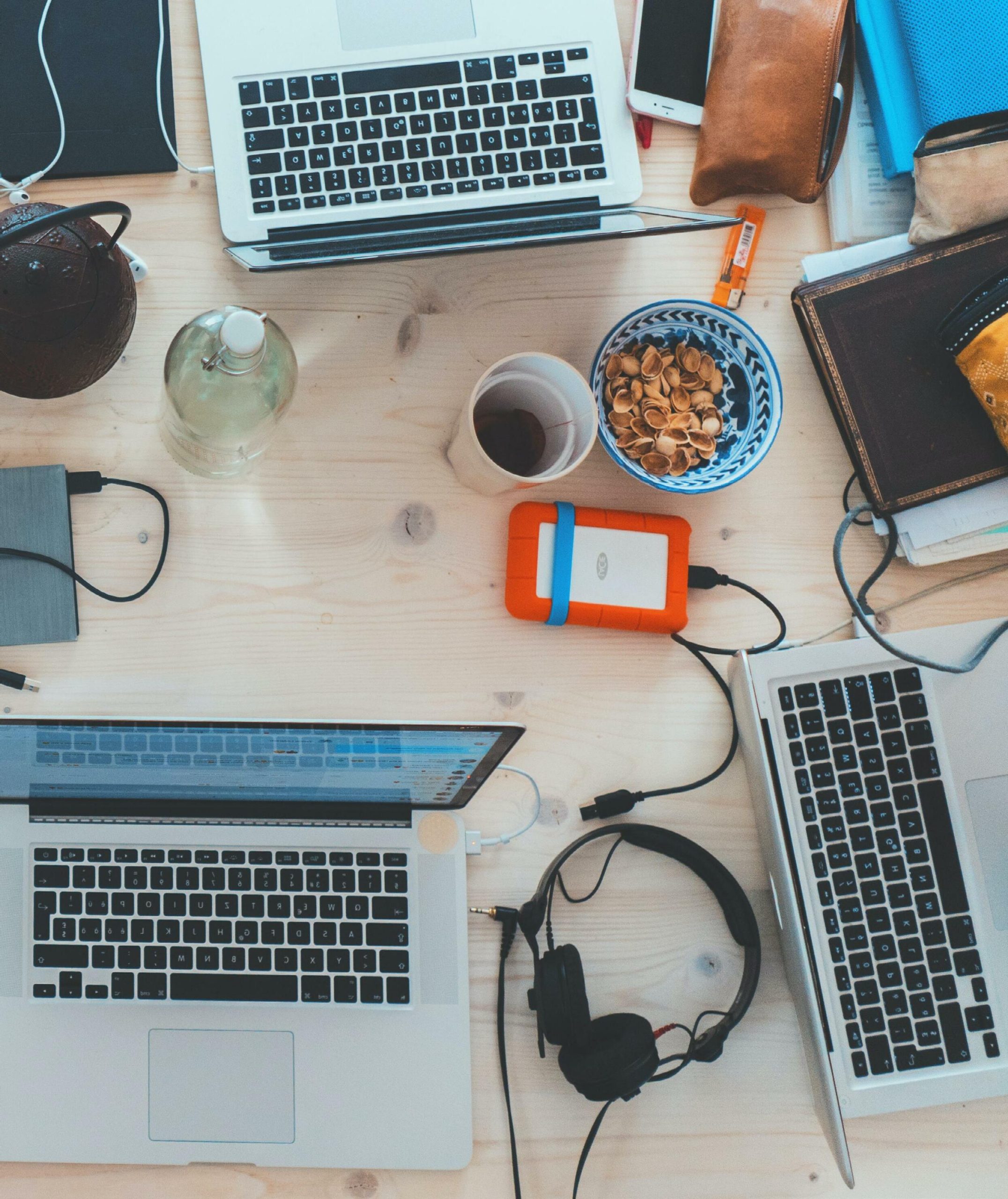 Bord med bärbara datorer.