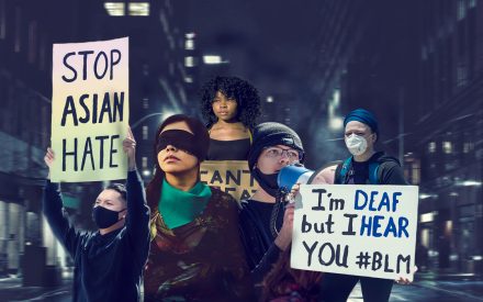 Unga människor protesterar med skyltar