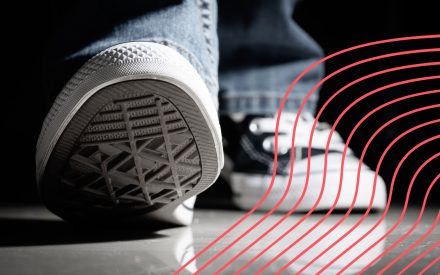 Person tar ett steg iklädd jeans och svarta skor