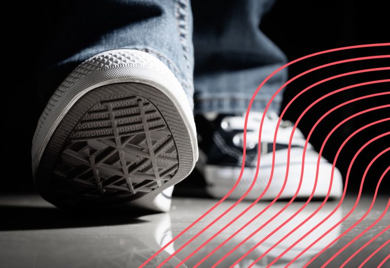 Person tar ett steg iklädd jeans och svarta skor