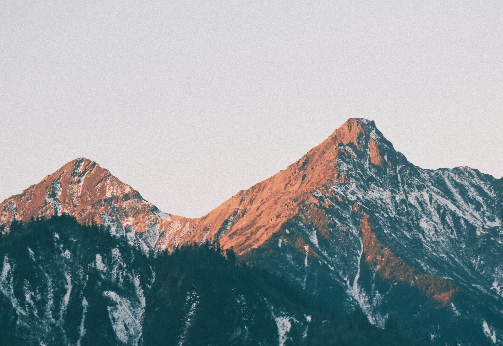 bergskedja i morgonljus