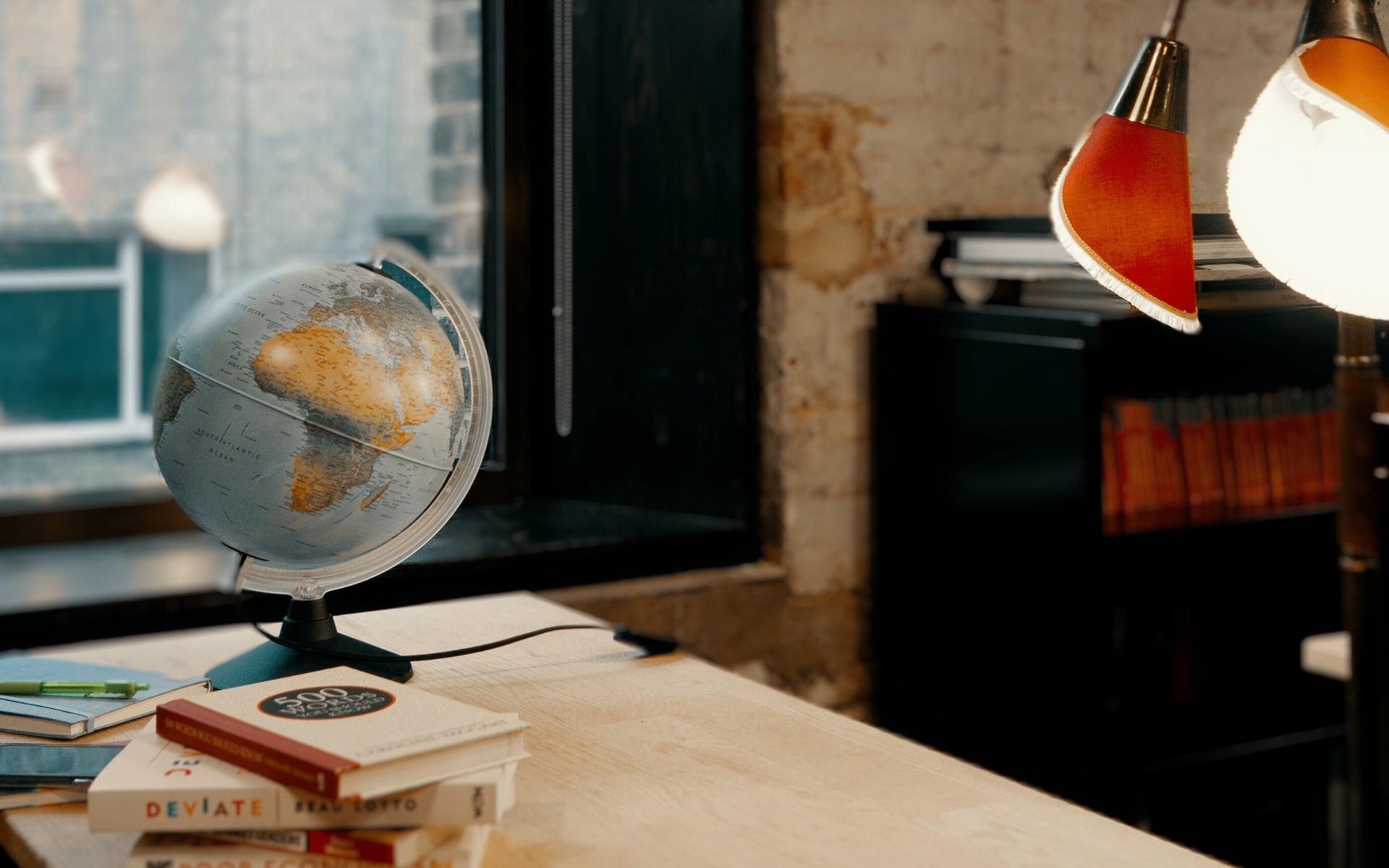 skrivbord med böcker och jordglob