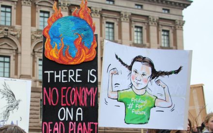 KLimatdemonstration. Plakat med texten there is no economy on a dead planet.