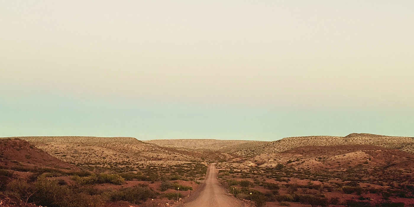 Landsväg i ökenlandskap