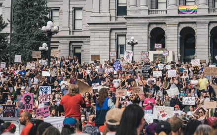 Många människor demonstrerar för aborträtt i USA.