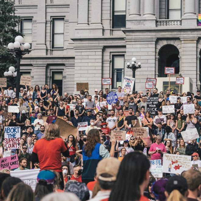 Många människor demonstrerar för aborträtt i USA.