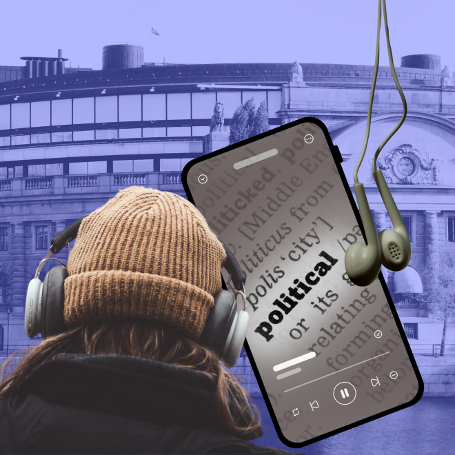 Collage, person med hörlurar, en telefon som spelar en podd med texten politik. Sveriges riksdag i bakgrunden.