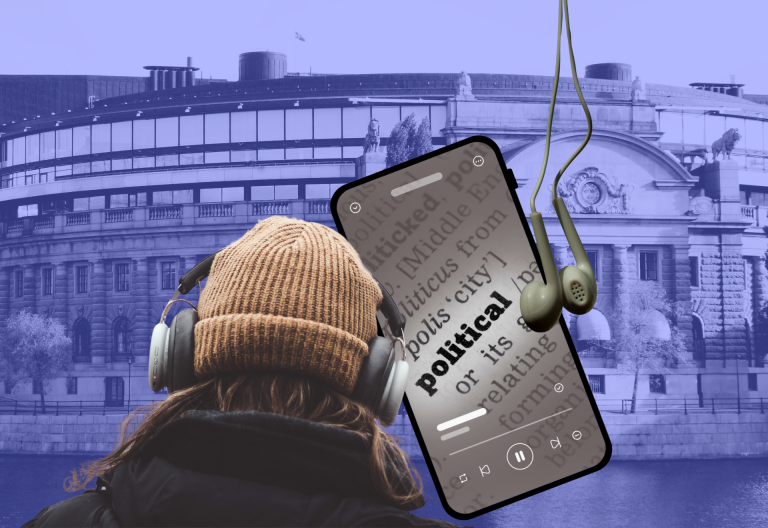 Collage, person med hörlurar, en telefon som spelar en podd med texten politik. Sveriges riksdag i bakgrunden.