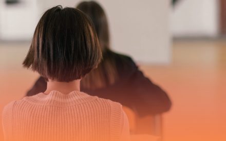 Elever sitter med ryggen mot kameran i klassrum