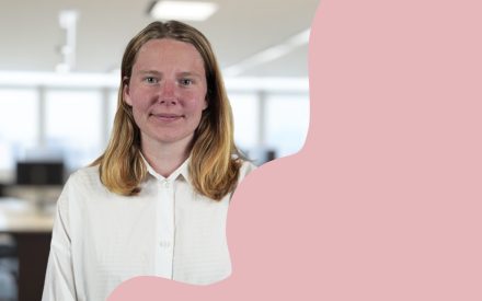 Anna ler mot kameran i vit skjorta
