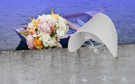 Kollage: brudbukett, eka, betongmur, bonnet