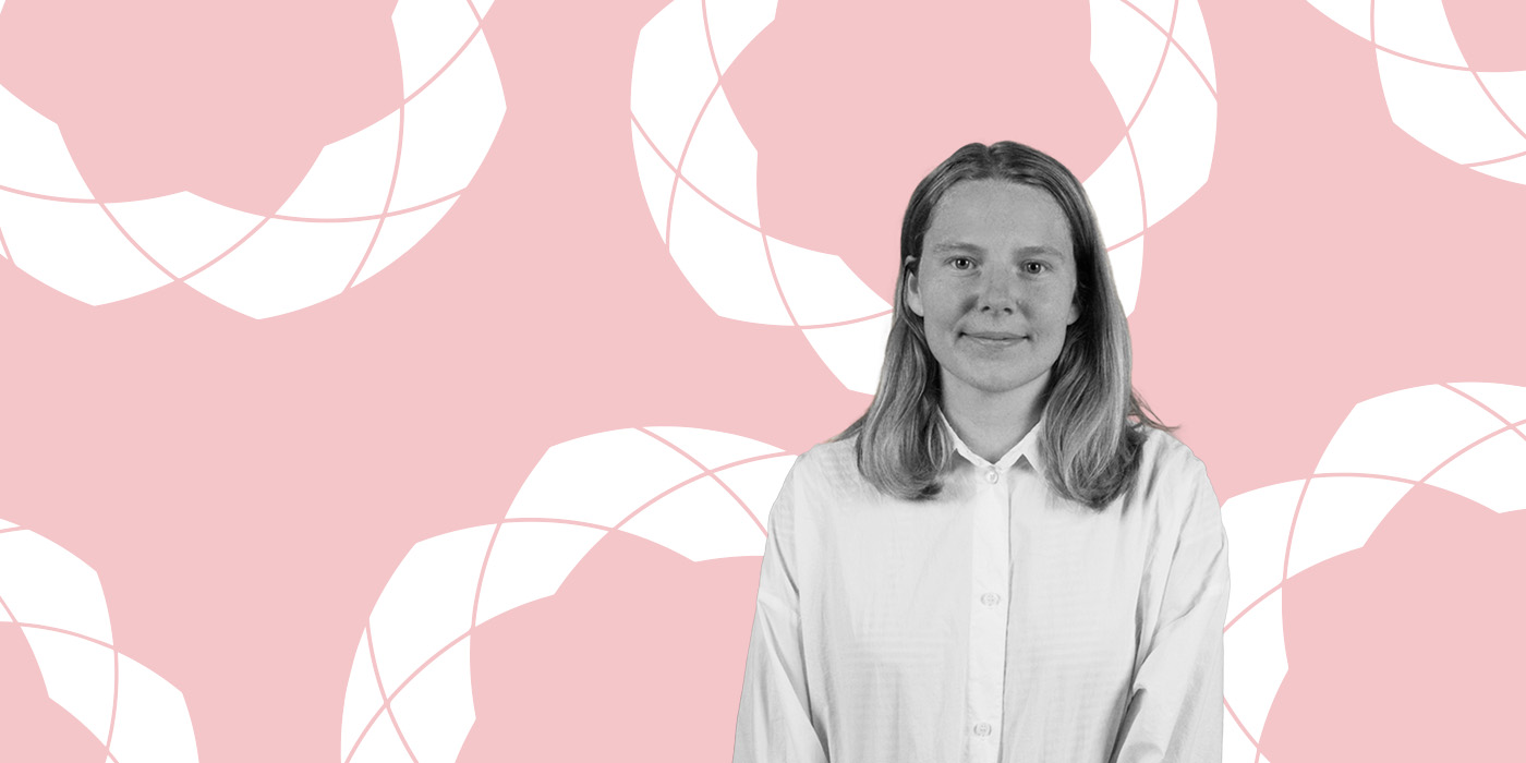 Anna i vit skjorta ler in i kameran