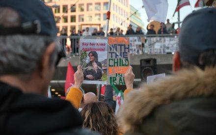 Protestskylt med texten säg hennes namn Masha Amini