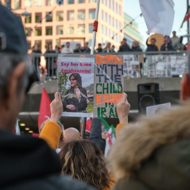 Protestskylt med texten säg hennes namn Masha Amini