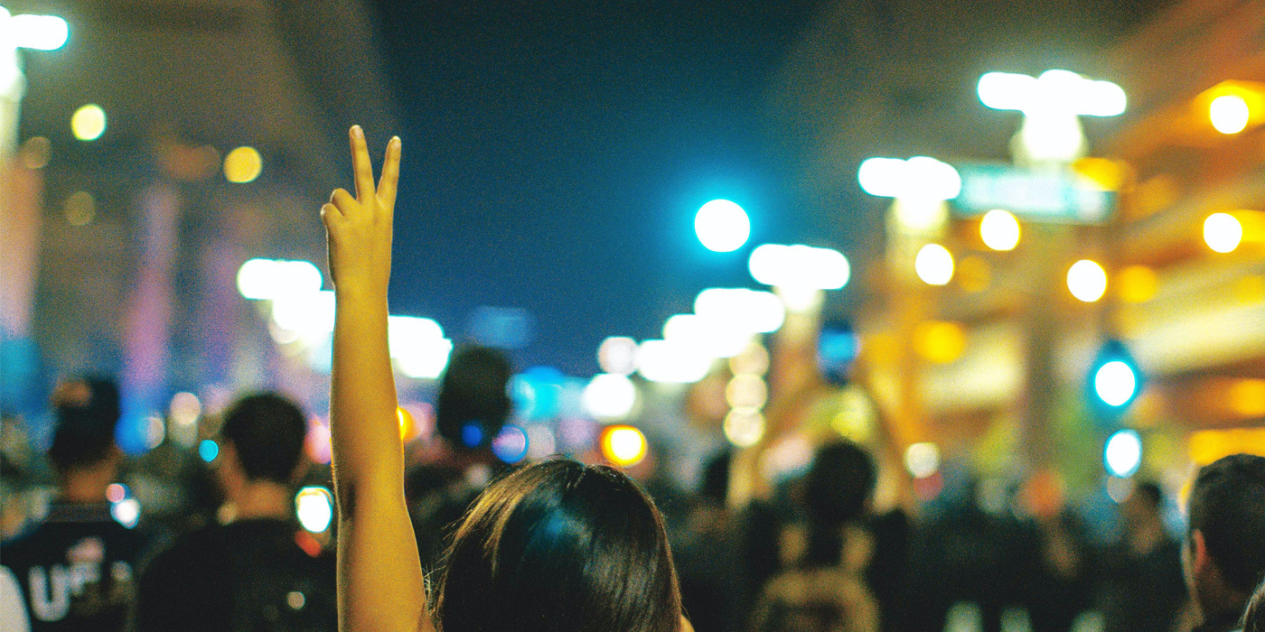 Demonstrant som gör fredstecknet.