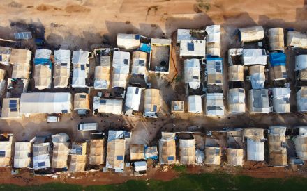 Ett flyktingläger fotat ovanifrån.