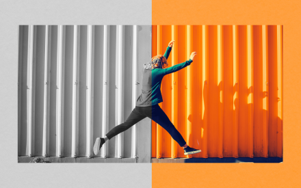 En kvinna tar ett stort steg från svartvitt till färgfoto.