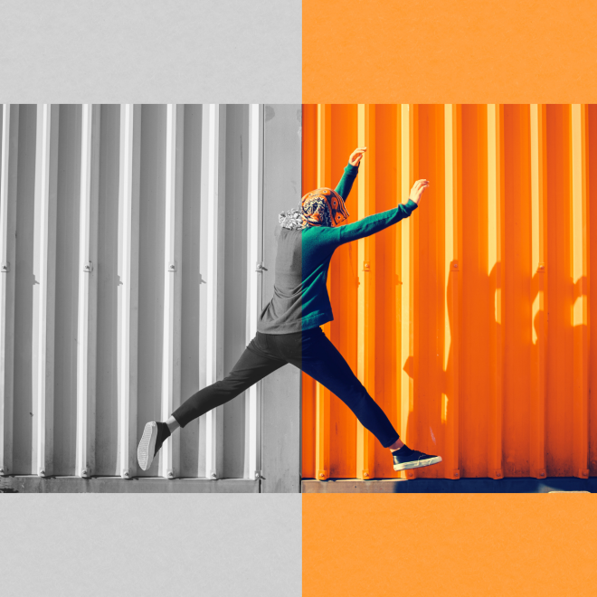 En kvinna tar ett stort steg från svartvitt till färgfoto.