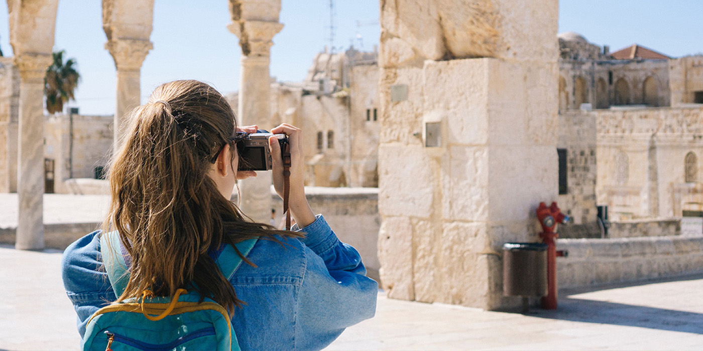 Kvinna fotograferar en ruin