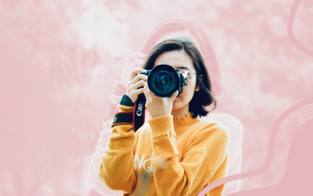 Person med kamera framför ansiktet