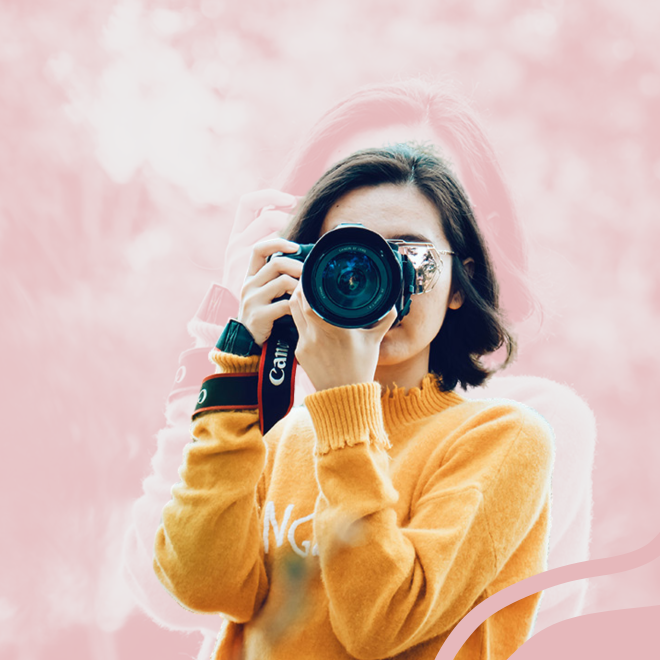 Person med kamera framför ansiktet