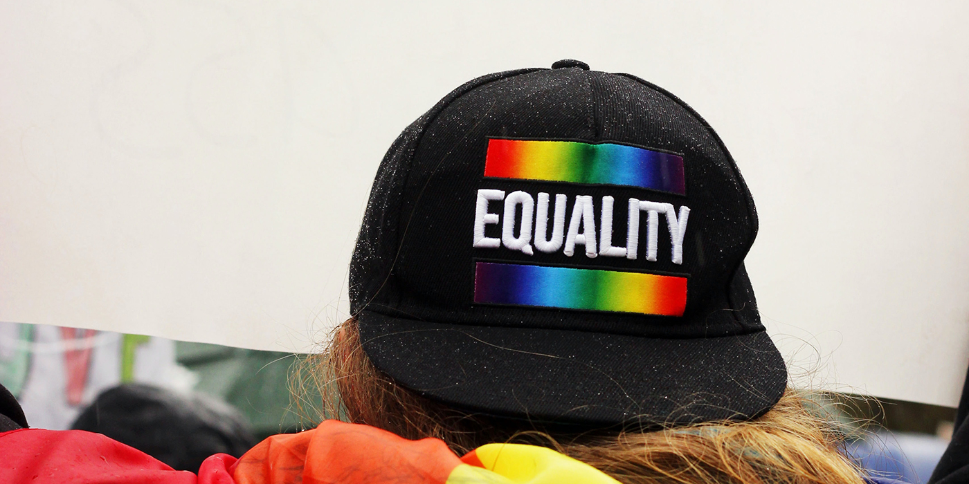 Keps med texten equality och regnbågens färger