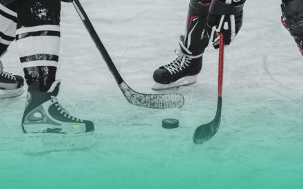 två hockeyspelare på isen