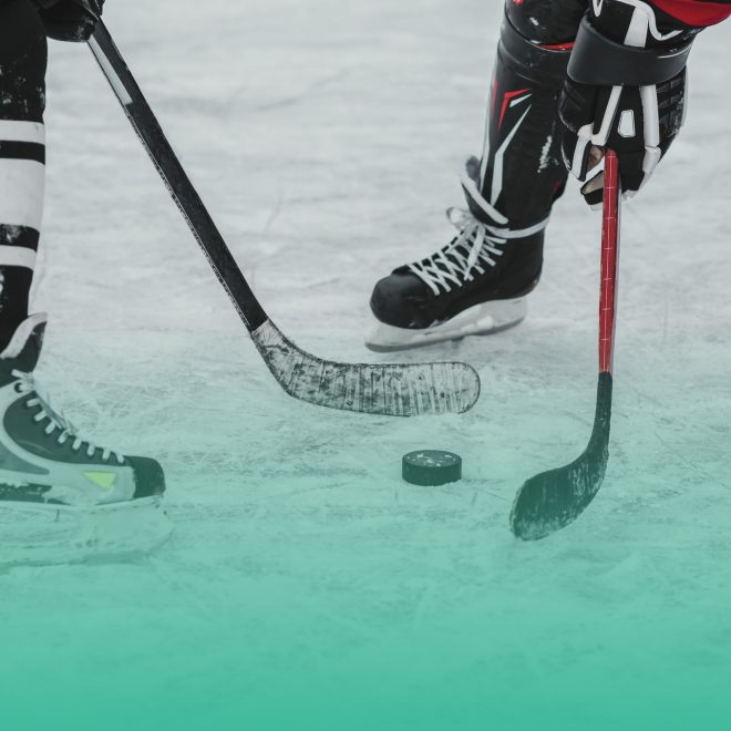 två hockeyspelare på isen