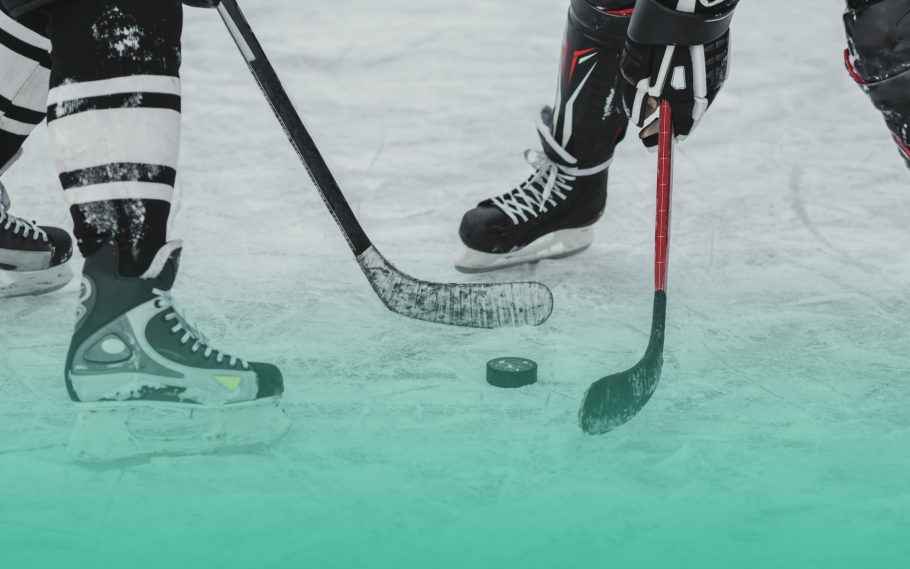 två hockeyspelare på isen