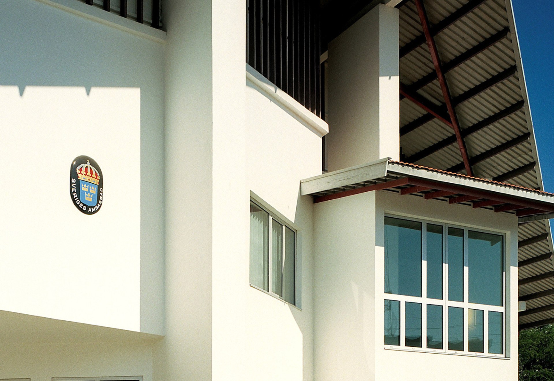 Vit byggnad med Sverige logotyp på väggen