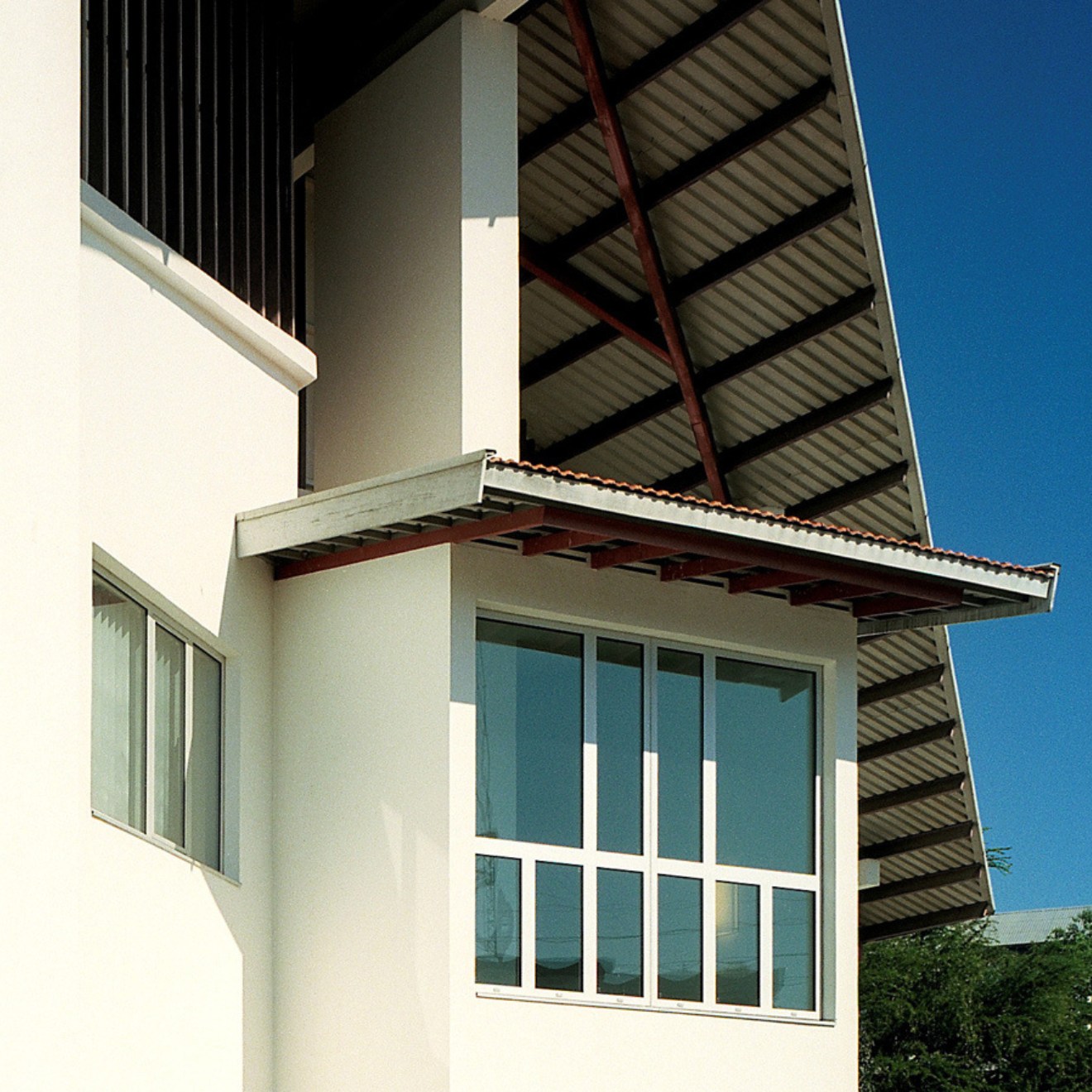 Vit byggnad med Sverige logotyp på väggen