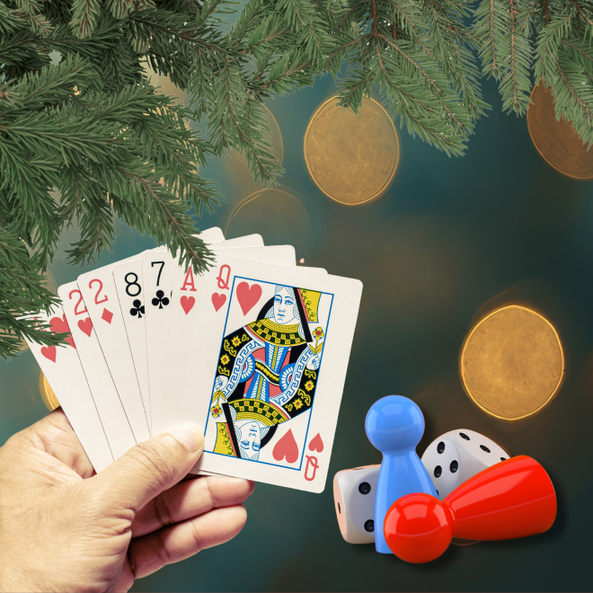 Collage, en hand som håller i spelkort, spelpjäser och en tärning. Gran och glitter i bakgrunden.