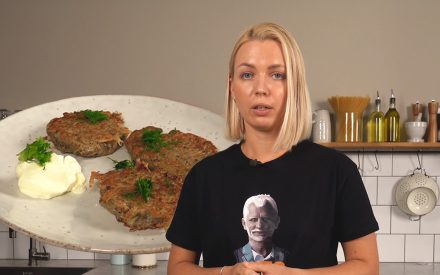 Alesia står i ett kök med en tallrik draniki