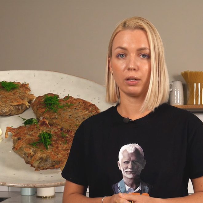 Alesia står i ett kök med en tallrik draniki