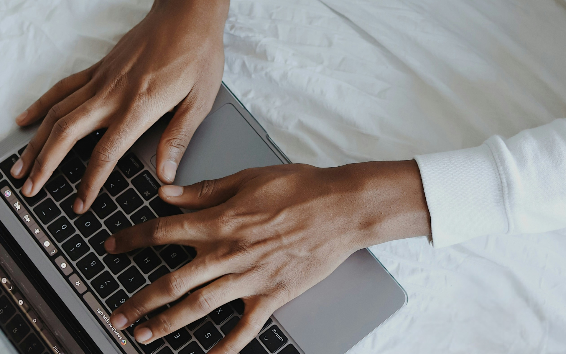händer på tangentbord