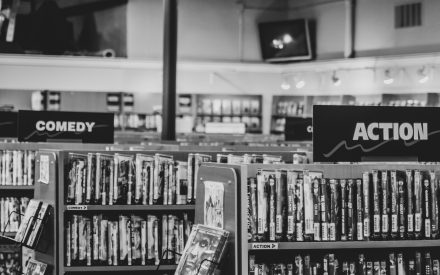 DVD-affär i svartvitt