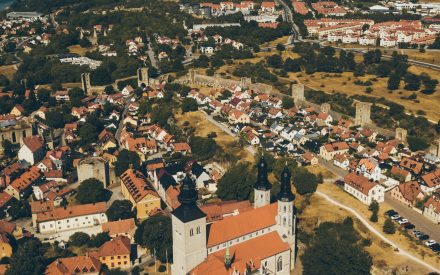 Drönarbild över Visby innerstad.
