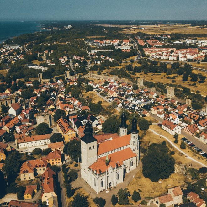 Drönarbild över Visby innerstad.