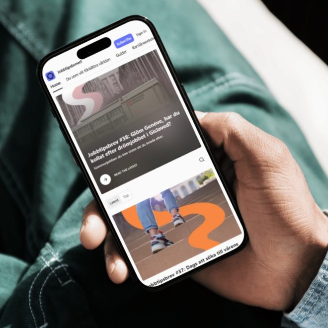 Person som tittar på jobbtipsbrevet i mobilen.
