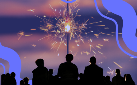 Stort tomtebloss. Människr i förgrunden som tittar mot tomteblosset.