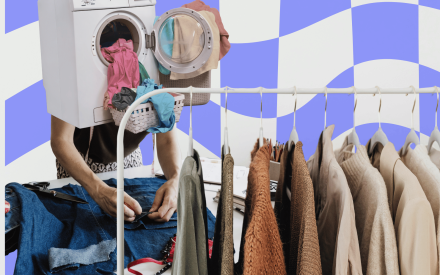 Kollage med tvättmaskin, kläder på hängare och person som syr.