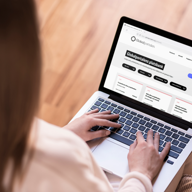 Händer som skriver på en bärbar dator. På datorns skärm syns Globalportalens platsbank.