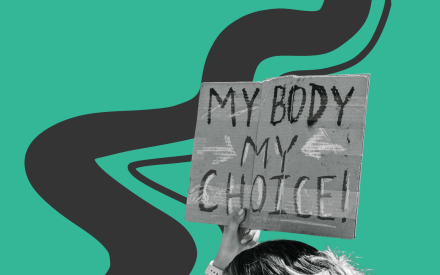Demonstrant håller upp ett plakat med texten My body my choice