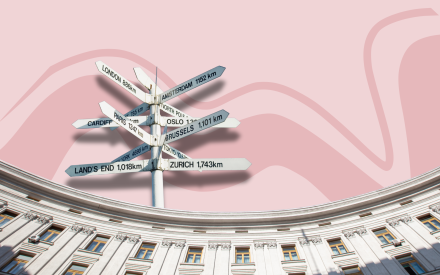 Stor välvd byggnad och skylt med flera destinationer