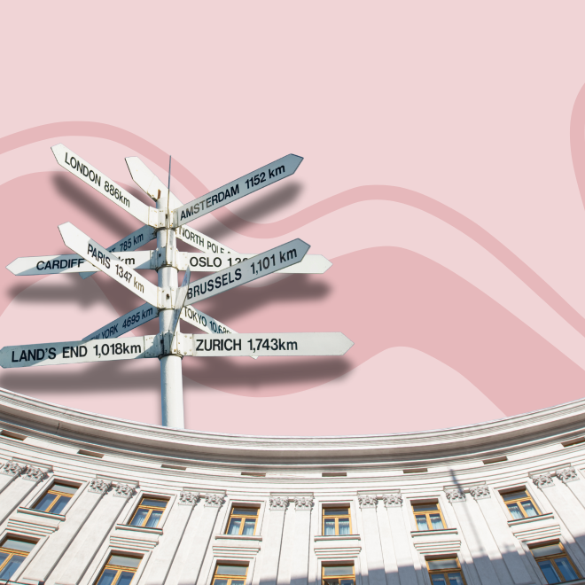 Stor välvd byggnad och skylt med flera destinationer