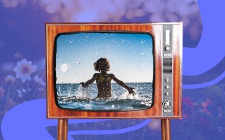 Gammal TV där någon badar i ett hav